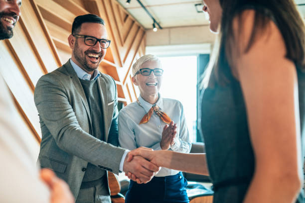 poignée de main des gens d’affaires - coalition businessman business handshake photos et images de collection