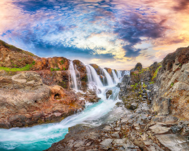 vista sorprendente del canyon di kolugljufur e delle cascate di kolufossar - kolufossar foto e immagini stock