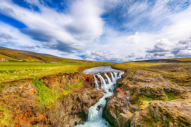 vista sorprendente del canyon di kolugljufur e delle cascate di kolufossar - kolufossar foto e immagini stock