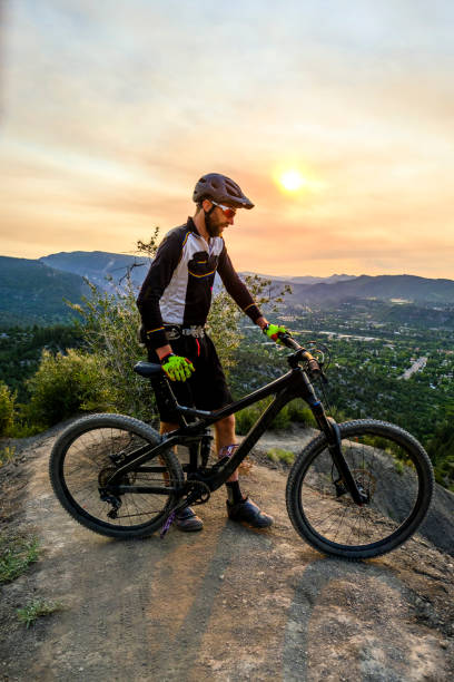 le vététiste arrive sur la ligne poussiéreuse de crête - mountain biking colorado action cycling photos et images de collection