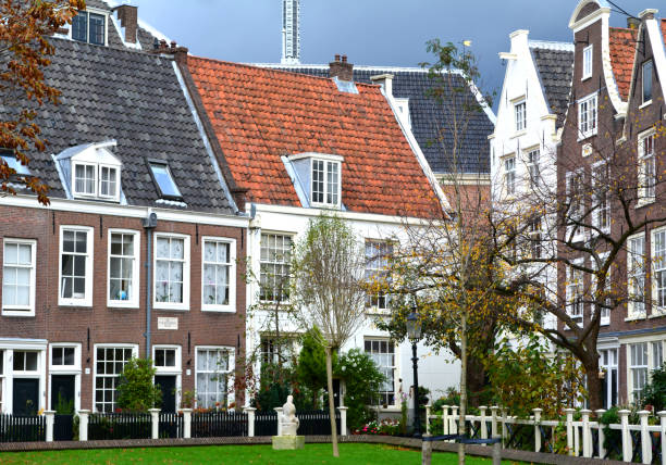 beghinaggio amsterdam - bruges cityscape europe autumn foto e immagini stock
