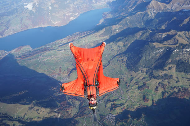 l’aviateur wingsuit s’envole au-dessus des alpes suisses - wingsuit photos et images de collection