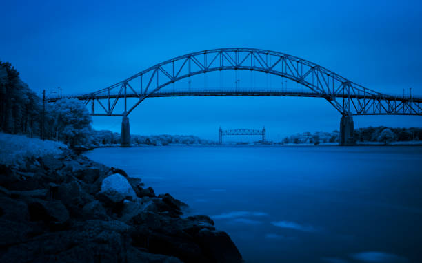 инфракрасный синий пейзаж м�оста борна и канала кейп-код - infrared landscape bridge blue стоковые фото и изображения