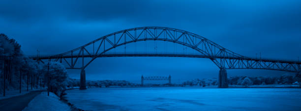 инфракрасный синий пейзаж моста борна и канала кейп-код - infrared landscape bridge blue стоковые фото и изображения