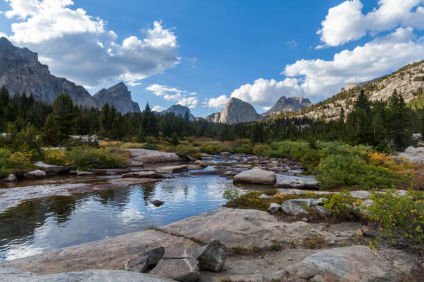 the east fork river, ambush peak, raid peak, midsummer dome - wind river range, wyoming - continental divide stock-fotos und bilder