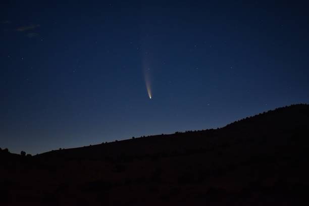 NEOWISE Comet technically known as C/2020 F3, rising on the Horizon in Utah, United States, taken just before dawn on July 12, 2020, from the Simpson Springs Pony Express Trail Station in the West Desert by Salt Lake City. USA. neowise comet técnicamente conocido como c/2020 f3, subiendo en el horizonte en utah, estados unidos, tomado justo antes del amanecer el 12 de julio de 2020, de la estación simpson springs pony express trail en el desierto del oeste por salt lake city. e