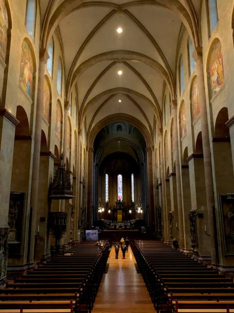 vue intérieure de la cathédrale de mayence - architecture gothic style arch decoration photos et images de collection