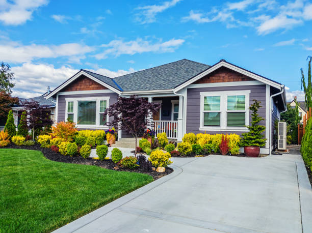moderne custom suburban home exterior - immobilien stock-fotos und bilder