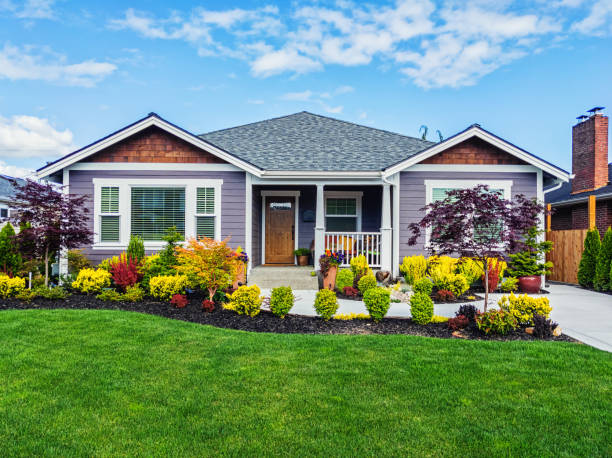 moderne custom suburban home exterior - rasen stock-fotos und bilder