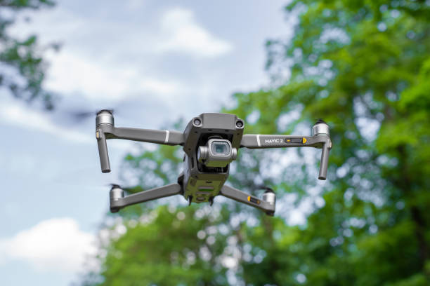空中をホバリングする小型無人機 - filming point of view ストックフォトと画像