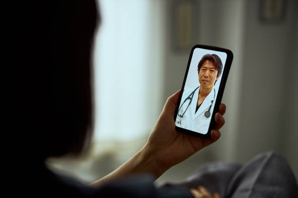 Telemedicine for senior patients Cardiovascular doctor talking to patient via Smartphone diabetes epidemiology stock pictures, royalty-free photos & images
