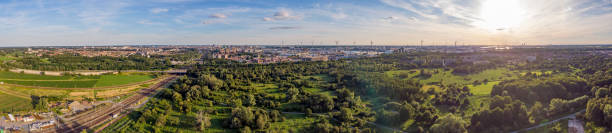 luftblick auf antwerpen nord, mit stadt und hafen in der ferne, naturpark oude landen im vordergrund - flanders stock-fotos und bilder