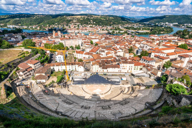 pejzaż wiedeński ze starym miastem i widokiem z lotu ptaka na starożytny teatr gallo-rzymski w wiedeńskiej isere we francji - isere zdjęcia i obrazy z banku zdjęć