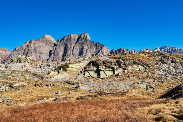 パッソ・サンバーナーディーノ、スイス。峠付近の山頂の高山パノラマ - european alps europe high up lake ストックフォトと画像