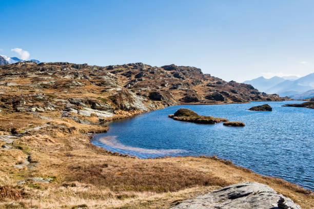 パッソ・サンバーナーディーノ、スイス。峠付近の山頂の高山パノラマ - european alps europe high up lake ストックフォトと画像