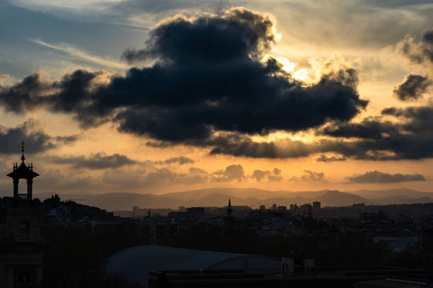 태양을 가로지르는 구름과 바르셀로나 일몰 - moody sky outdoors digital composite sunset 뉴스 사진 이미지