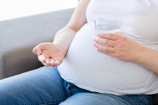 einnahme von vitaminen in der schwangerschaft - medicine human pregnancy addiction prescription medicine stock-fotos und bilder