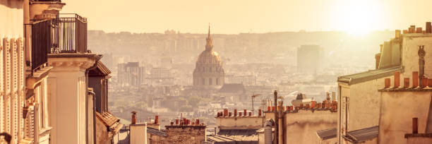 панорама парижа, вид на купол инвалидов с холма монмартр, париж, франция - paris france roof apartment aerial view стоковые фото и изображения