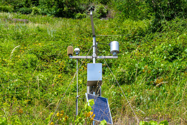 mobilna stacja pogodowa z panelem słonecznym umieszczona na wzgórzu w winnicach do monitorowania warunków atmosferycznych. - anemometer meteorology weather barometer zdjęcia i obrazy z banku zdjęć