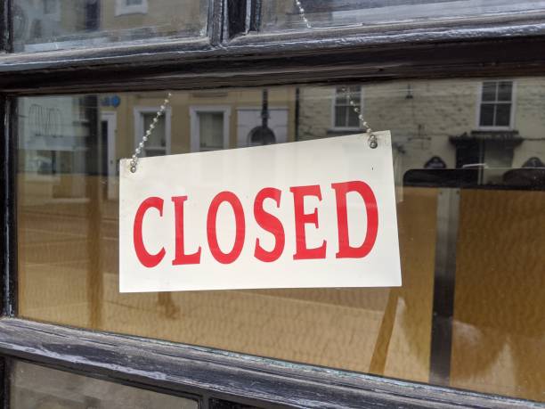 istock A closed sign hanging in a window pane 1255896031