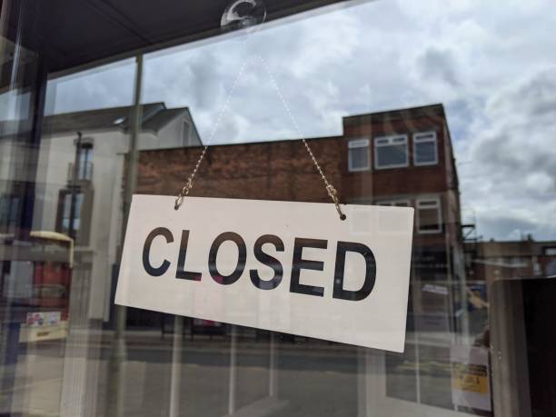 A closed sign hanging in a shop window during Coronavirus lockdown Scarborough, UK. 28 June 2020 lockdown business stock pictures, royalty-free photos & images