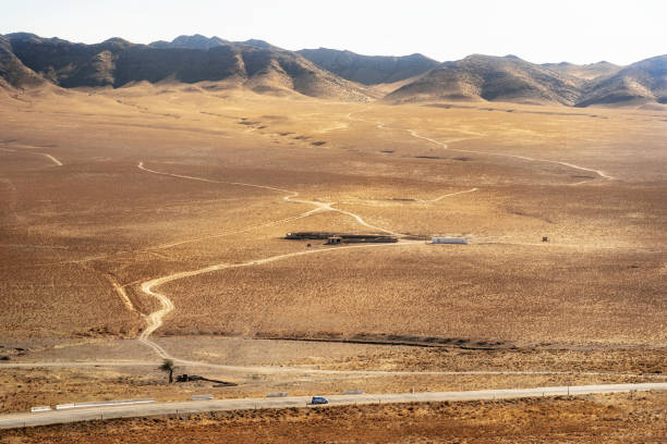 granja de piedra con casas en medio de la arena, uzbekistán - estepa fotografías e imágenes de stock