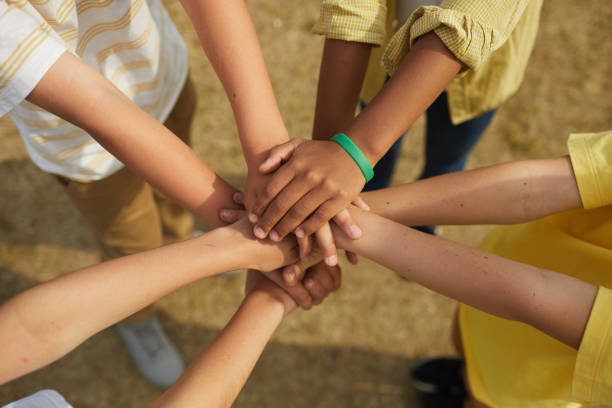 дети, держащие руку на открытом воздухе - circle group of people human hand student стоковые фото и изображения