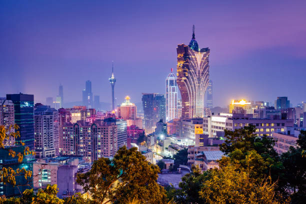 paysage urbain de la ville de macao à la nuit crépusculaire - macao photos et images de collection