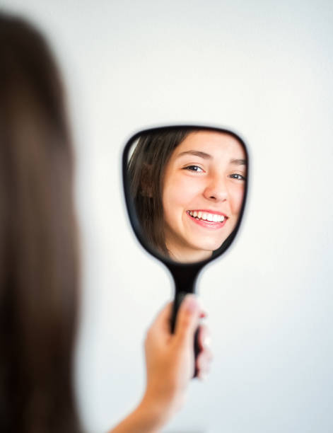 meu sorriso está tão lindo agora. - teenager teenage girls women dentist - fotografias e filmes do acervo