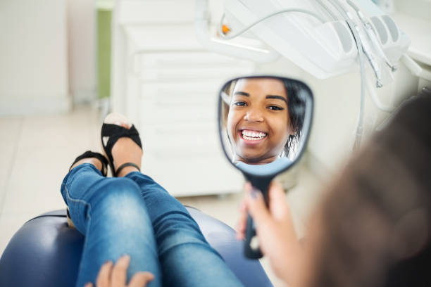 remarquer un changement dans son sourire - dentist teenager dental hygiene sitting photos et images de collection