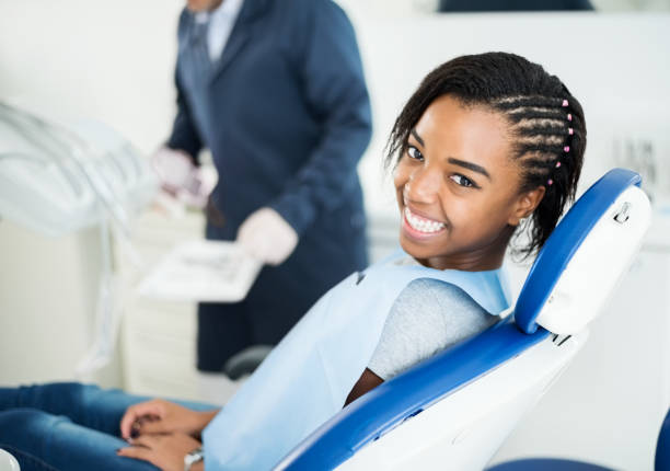 ich bin bei meinem zahnarzt für routine-check-up - teenager dentist patient cheerful stock-fotos und bilder