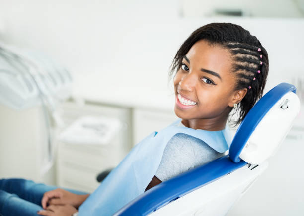 für einen regelmäßigen check-up in der zahnklinik - dentist office dental hygiene dentists chair human teeth stock-fotos und bilder
