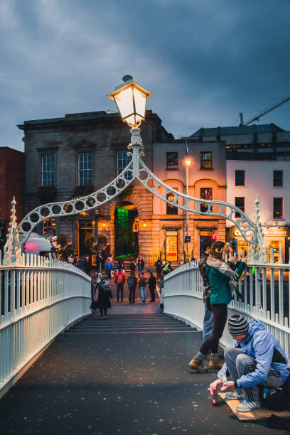 sem-teto na ponte half penny em dublin - dublin ireland republic of ireland hapenny bridge temple bar - fotografias e filmes do acervo