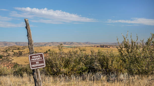 有刺鉄線フェンスに私有財産、不法侵入標識なし - barbed wire fence wire danger ストックフォトと画像