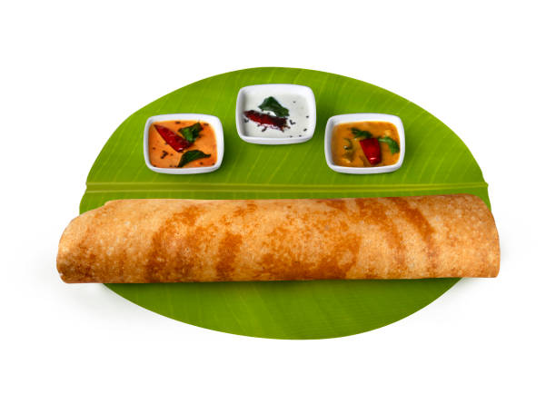 南インドの朝食マサラドーサ、プレーンドーサ、ココナッツチャツネ、赤いチャツネ、サンバーをバナナの葉に添えて - dosa ストック�フォトと画像