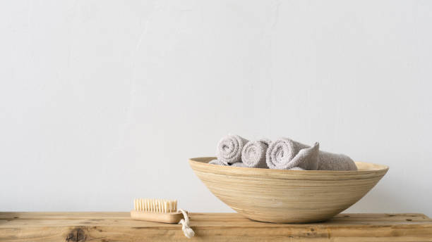 elementos de belleza en la mesa contra la pared del espacio blanco grueso - towel indoors single object simplicity fotografías e imágenes de stock