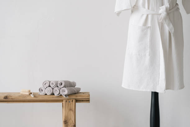 productos de belleza en luminoso baño moderno o salón de spa - towel indoors single object simplicity fotografías e imágenes de stock