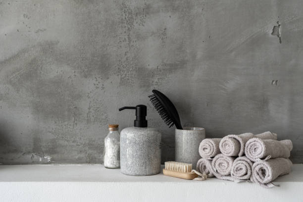 objetos de belleza contra la pared gris del espacio de copia en el baño - towel indoors single object simplicity fotografías e imágenes de stock