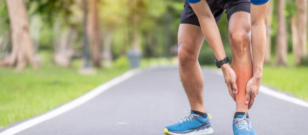 jovem adulto com sua dor muscular durante a corrida. corredor homem com dor na perna devido a shin splints. lesões esportivas e conceito médico - equipamento ortopédico - fotografias e filmes do acervo