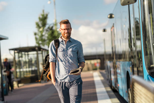 ritratto di un uomo che legge un libro alla fermata dell'autobus - scandinavian men glasses shirt foto e immagini stock