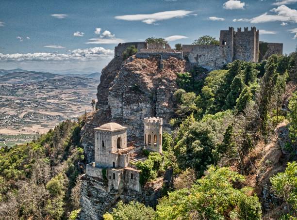 zamek erice - trapani sicily erice sky zdjęcia i obrazy z banku zdjęć