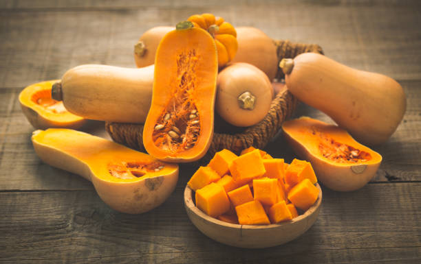 calabaza fresca de mantequilla en la mesa de madera - butternut squash food healthy eating vegetable fotografías e imágenes de stock