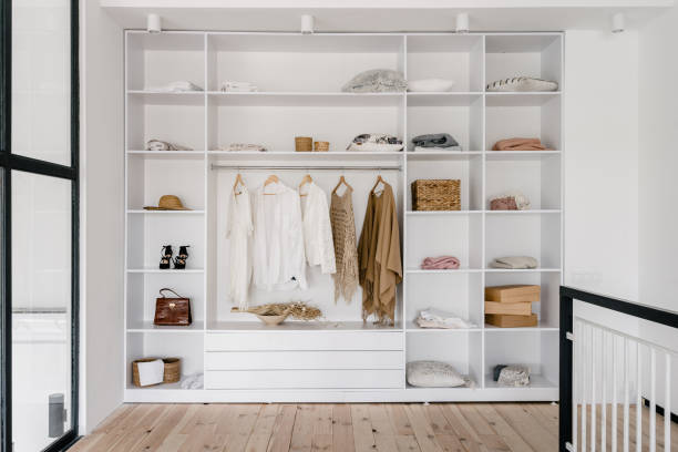 guardaroba moderno e grande nello spogliatoio - closet clothing indoors domestic room foto e immagini stock