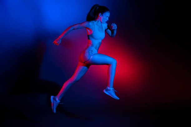 러닝 점프를 수행하는 젊은 스포츠 우먼의 스튜디오 샷 - women action jumping running 뉴스 사진 이미지