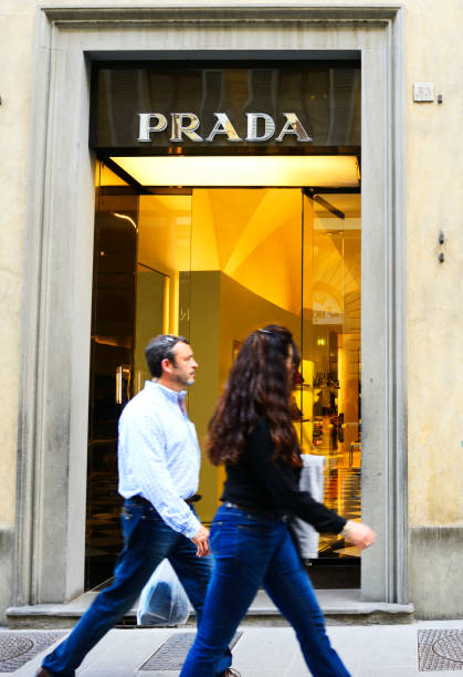 fenêtre prada haute couture magasin - clothing store store prada outdoors photos et images de collection