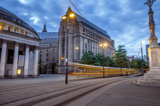 piazza san pietro di manchester con tram della città. - st peters square foto e immagini stock