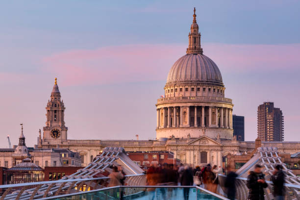 istock Busy commuters on their way home in London 1255948315