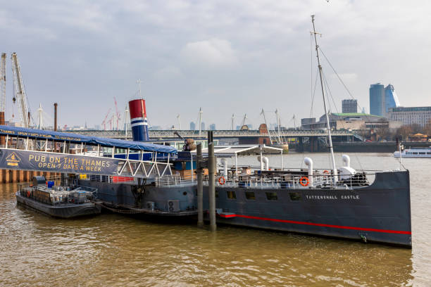 castelo tattershall no aterro do tâmisa - floating restaurant - fotografias e filmes do acervo