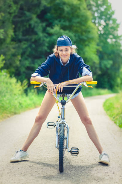 teenage girl with bmx bicycle - bmx cycling sport teenagers only teenager imagens e fotografias de stock