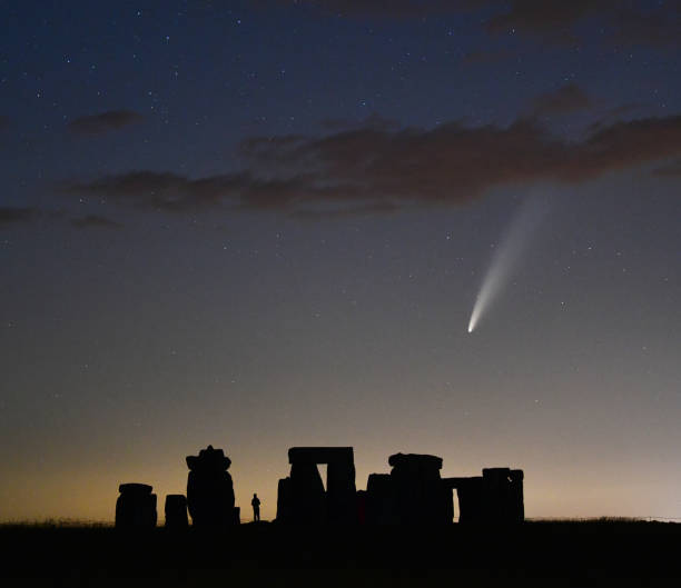 kometa neowise nad stonehenge - stonehenge ancient civilization religion archaeology zdjęcia i obrazy z banku zdjęć